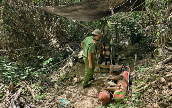Công an xã Sơn Cẩm Hà truy quét khai thác vàng trái phép