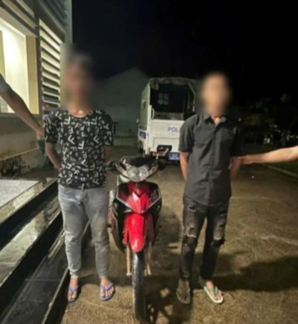 Cặp đôi đá xế lộ diện