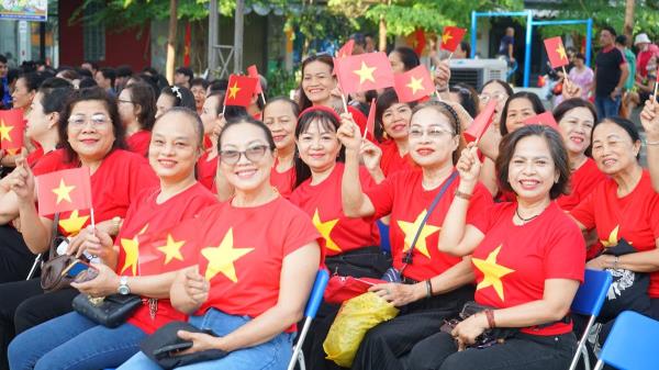 Người dân Hải Châu quây quần bên màn hình lớn tại công viên để xem Lễ diễu binh