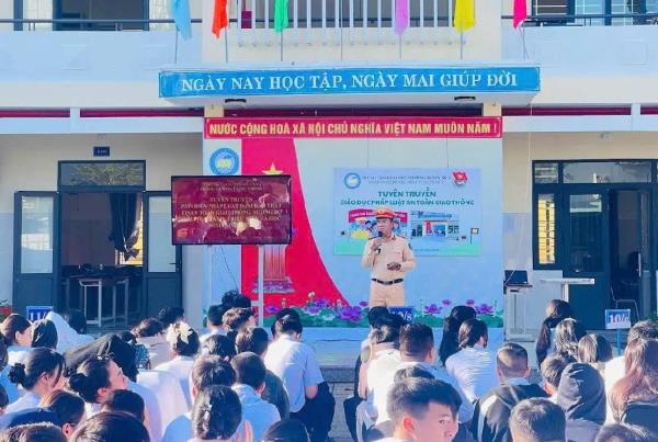 Hơn 4.000 giáo viên, học sinh được trang bị kiến thức, kỹ năng tham gia giao thông an toàn