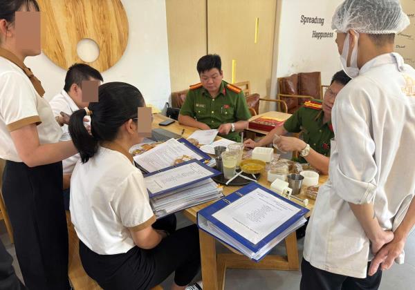 Công an thành phố Đà Nẵng liên tiếp phát hiện 4 cơ sở kinh doanh bánh, kẹo Trung thu vi phạm vệ sinh an toàn thực phẩm