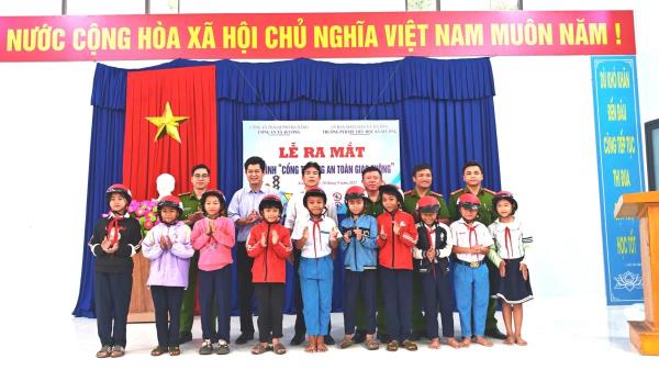 Công an xã A Vương ra mắt mô hình Cổng trường an toàn giao thông tại 5 trường học trên địa bàn xã
