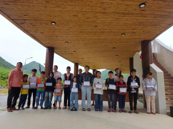 Trao hàng chục suất quà cho các em học sinh nghèo vượt khó trước thềm năm học mới