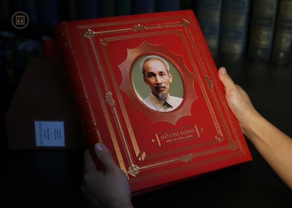 Ra mắt ấn phẩm đặc biệt Hồ Chí Minh - Tiểu sử bằng hình