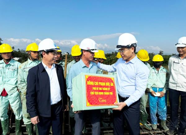 Chủ tịch UBND TP Đà Nẵng thăm, tặng quà, động viên và kiểm tra tình hình thi công các công trình trọng điểm