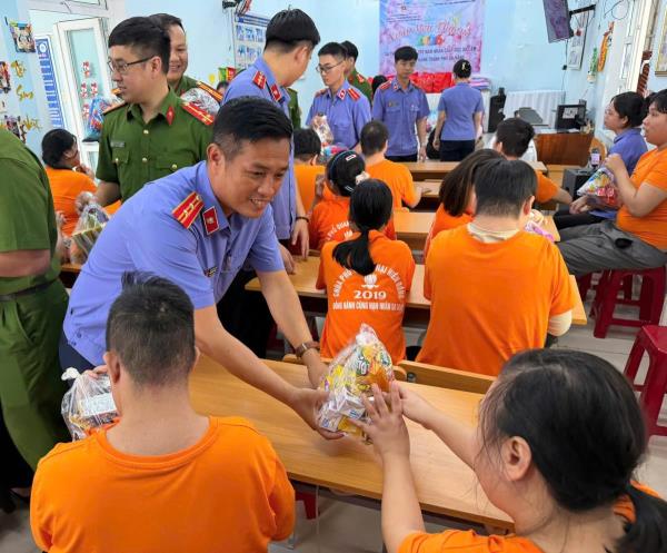 Tặng quà tết cho trẻ em bất hạnh