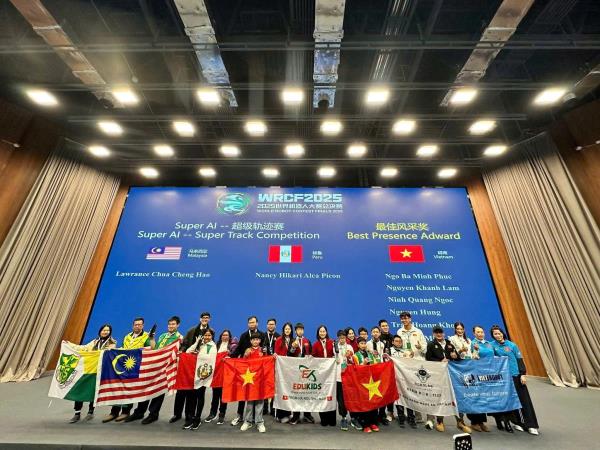 Học sinh Tiểu học Hoàng Dư Khương giành Cup Top 10 và 2 Huy chương vàng Robotics thế giới