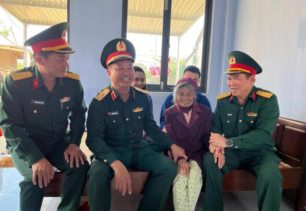 Quân khu 5 kết thúc thắng lợi Chiến dịch Quang Trung, bàn giao 610 căn nhà cho người dân vùng lũ