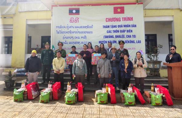 Chính quyền xã A Vương thăm bà con nhân dân, lực lượng chức năng vùng biên giới Việt-Lào