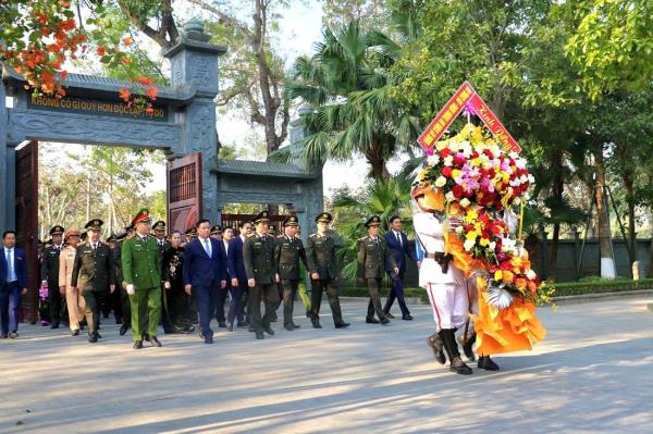 Đoàn đại biểu Đảng ủy Công an Trung ương, Bộ Công an dâng hoa, dâng hương tưởng niệm Chủ tịch Hồ Chí Minh
