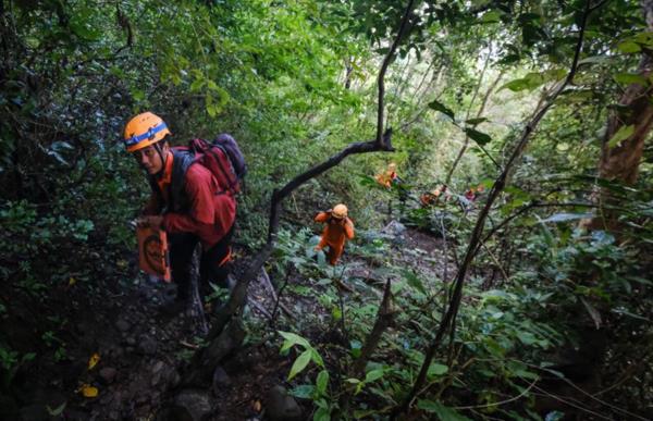 Indonesia tìm thấy mảnh vỡ máy bay mất tích