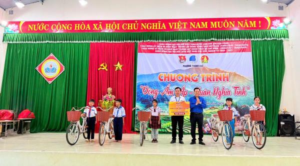 Sôi nổi Chương trình tình nguyện Đông ấm áp-Xuân nghĩa tình trên vùng cao Nam Giang