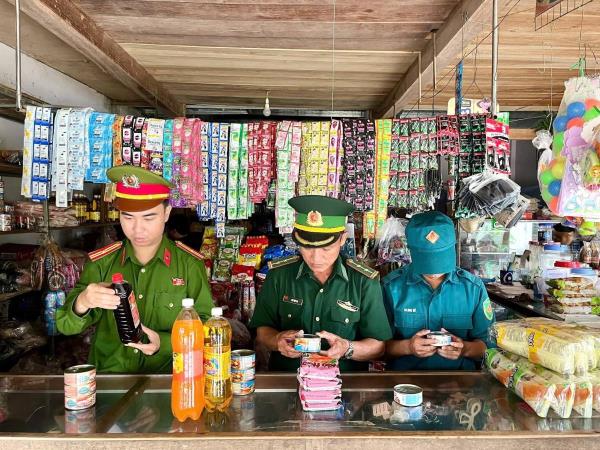 Xã cửa ngõ biên giới phía Đà Nẵng quyết liệt đấu tranh với hàng giả, hàng kém chất lượng