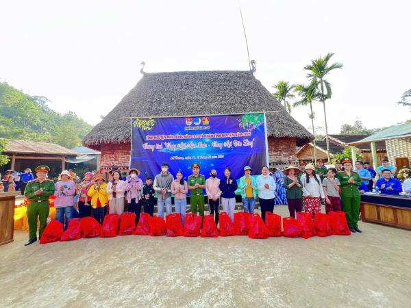 Mang tết sớm lên với bà con nhân dân vùng biên cương Việt - Lào