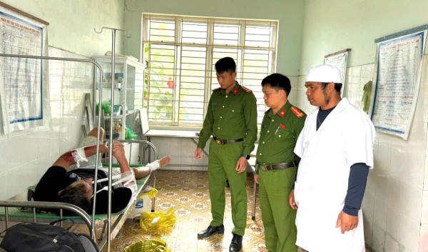 Công an xã A Vương hỗ trợ khách nước ngoài bị nạn