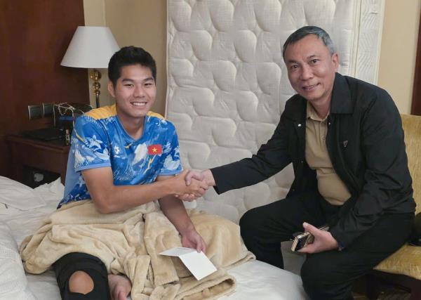 Lãnh đạo VFF động viên Hiểu Minh