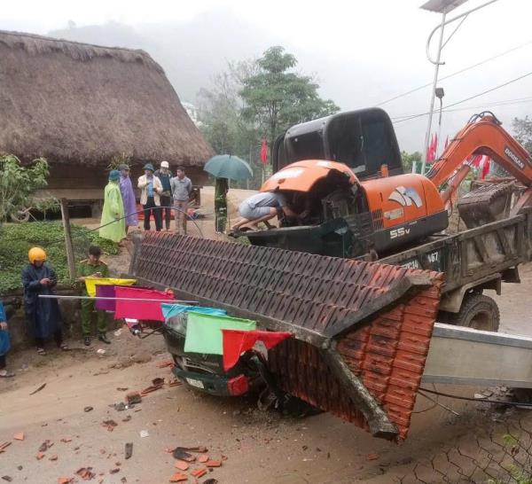 Xe múc húc đổ cổng làng khiến 2 người tử vong