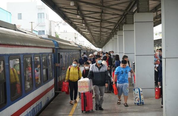 Tăng cường tàu, xe nhiều chặng từ TPHCM đi miền Trung, Tây Nguyên