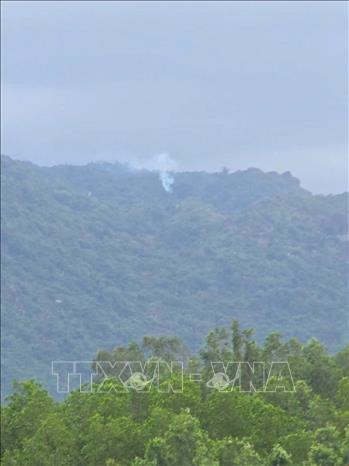 Máy bay quân sự rơi trên vùng núi, phi công nhảy dù an toàn