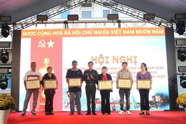 Gần 500 tàu cá ký cam kết chống khai thác IUU tại Hội nghị do Đồn Biên phòng Sơn Trà tổ chức