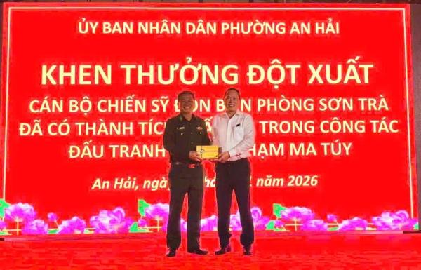 Khen thưởng Đồn Biên phòng Sơn Trà sau chuyên án bắt giữ đối tượng tàng trữ ma túy