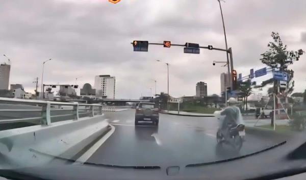 Xử phạt tài xế ô tô 19 triệu đồng vì không chấp hành tín hiệu đèn giao thông