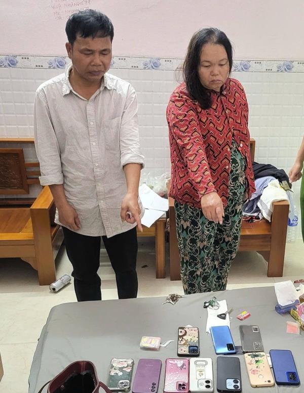 Vợ chồng bỉ vỏ đi chợ