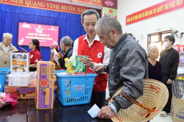 Chợ Tết Nhân ái mang mùa xuân ấm áp đến 430 hộ dân xã Điện Bàn Tây