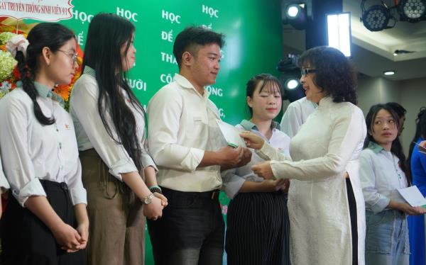 Tặng vé xe Tết, hỗ trợ sinh viên có gia đình bị thiệt hại do thiên tai