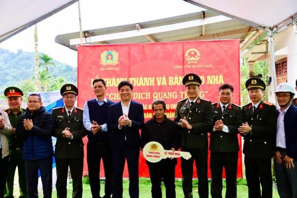 Công an Quảng Ngãi, Gia Lai bàn giao nhiều căn nhà trong Chiến dịch Quang Trung