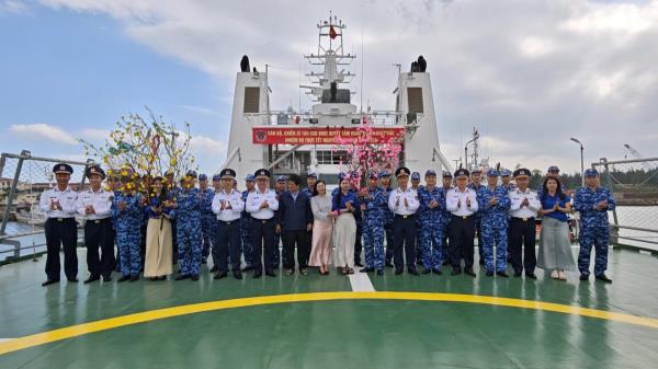 Tàu Vùng Cảnh sát biển 2 xuất quân làm nhiệm vụ trực Tết trên biển