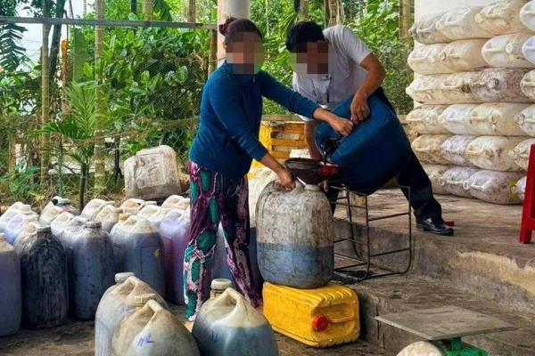 Mua dầu, mỡ bẩn để bán kiếm lời