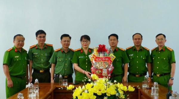 Lãnh đạo Công an TP Đà Nẵng thăm, tặng quà Tết các đơn vị nghiệp vụ