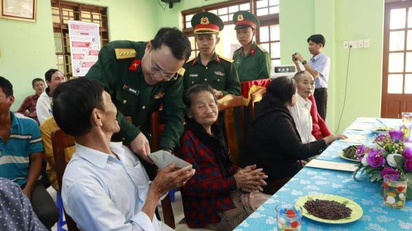 Đại diện lãnh đạo TP Đà Nẵng thăm, chúc Tết chính quyền, quân và dân xã đảo Tân Hiệp