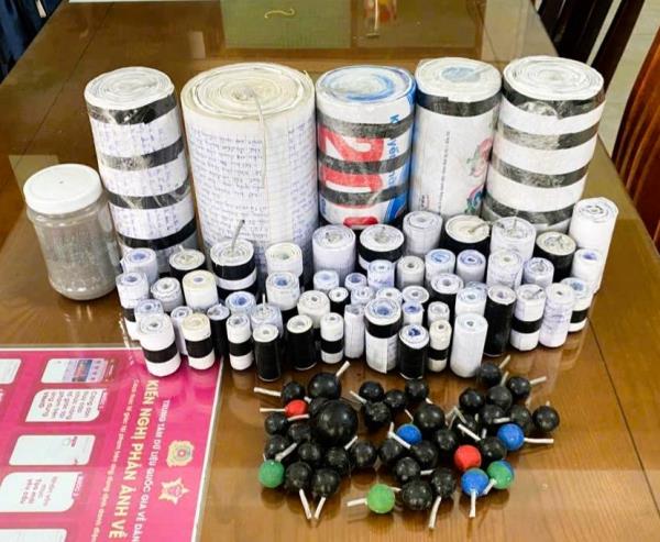 Hai người dân tự nguyện giao nộp gần 300 viên pháo tự chế