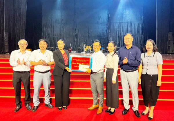 Lãnh đạo TP Đà Nẵng thăm, động viên, tặng quà, chúc tết các đơn vị làm nhiệm vụ xuyên Tết Bính Ngọ