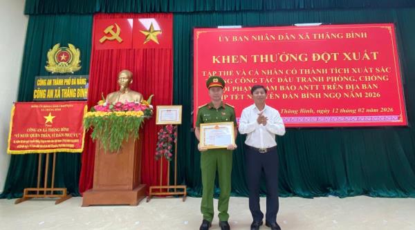 Khen thưởng thành tích làm rõ 2 vụ tàng trữ pháo trái phép