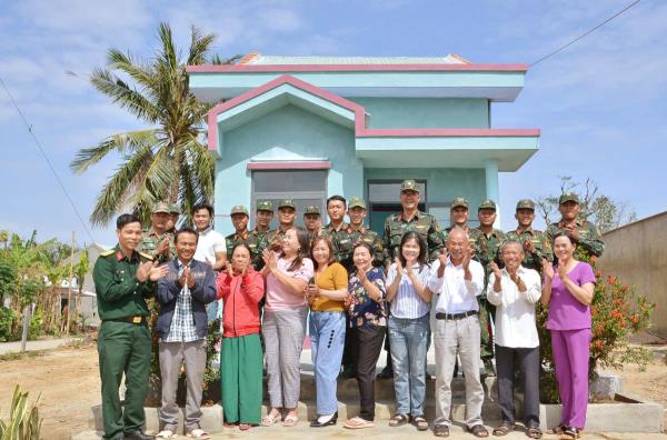 Các anh về mái ấm nhà vui()