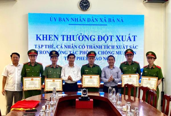 Khen thưởng các lực lượng phát hiện, bắt giữ hơn 1 tạ pháo nổ mua bán trái phép