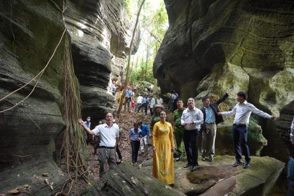 Cần cú hích mạnh để cất cánh