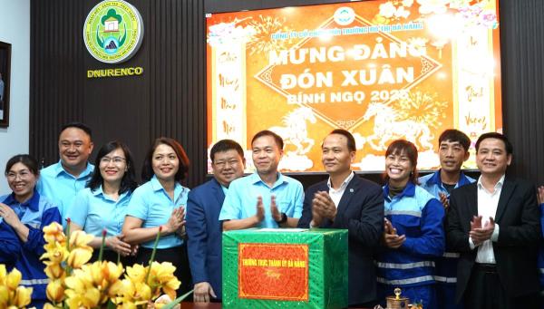 Lãnh đạo thành phố thăm, chúc Tết các lực lượng làm nhiệm vụ đêm Giao thừa