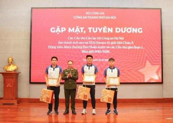 HLV Kim Sang-sik và nhiều cầu thủ U.23 nhận thưởng