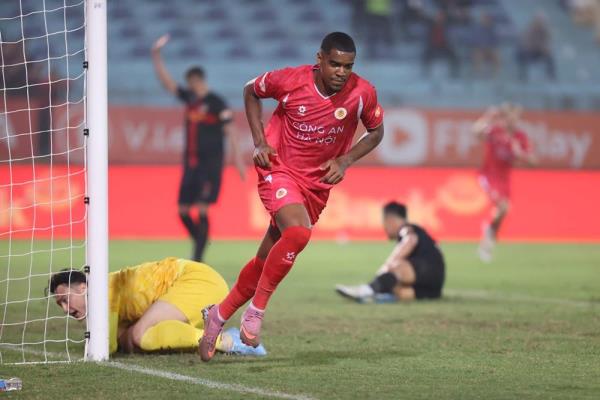 Công an Hà Nội soán ngôi Ninh Bình FC