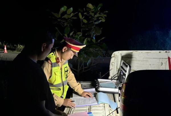 Xử lý nghiêm xe nhồi nhét, chở vượt hàng chục khách