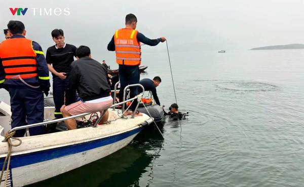 Tìm thấy nạn nhân mất tích đầu tiên trong vụ lật tàu chở khách trên hồ Thác Bà