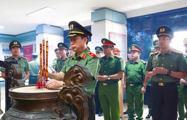 Công an TP Đà Nẵng phát động Tết trồng cây đời đời nhớ ơn Bác Hồ