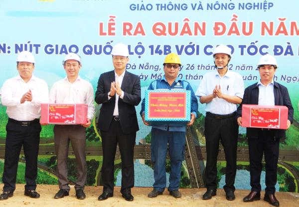 Lãnh đạo TP Đà Nẵng thăm, tặng quà, động viên công nhân thi công Nút giao QL14B