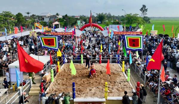 Trống hội vang rền, sới vật làng Sình ở Huế nóng rực ngày xuân