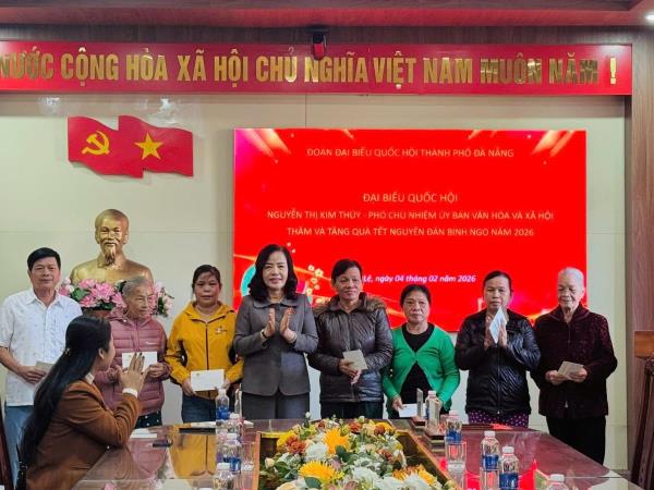 Chăm lo tết cho hộ nghèo, hộ có hoàn cảnh đặc biệt khó khăn và người yếu thế