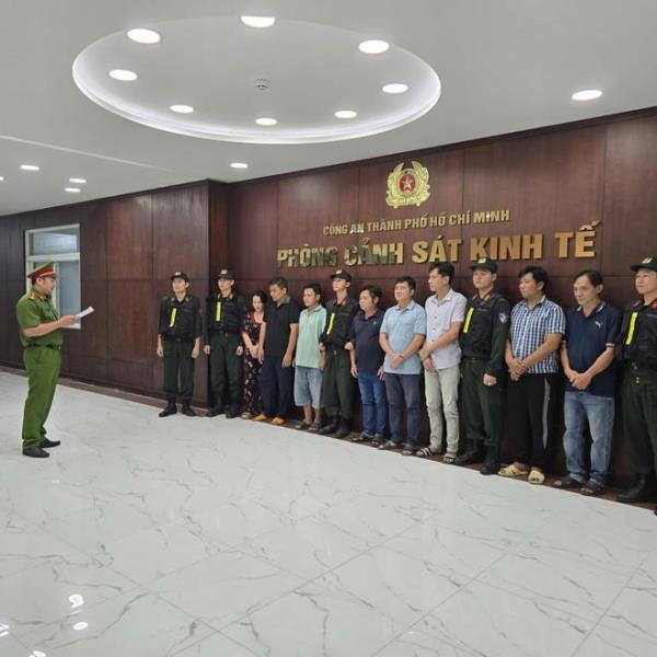 Khởi tố, bắt 8 đối tượng trong đường dây sản xuất, buôn bán xăng RON A95 giả